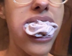 DME000141_EarlyBirdGetstheGag
